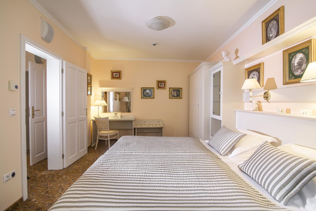 Karlsbad Grande Madonna Hotell Exteriör bild